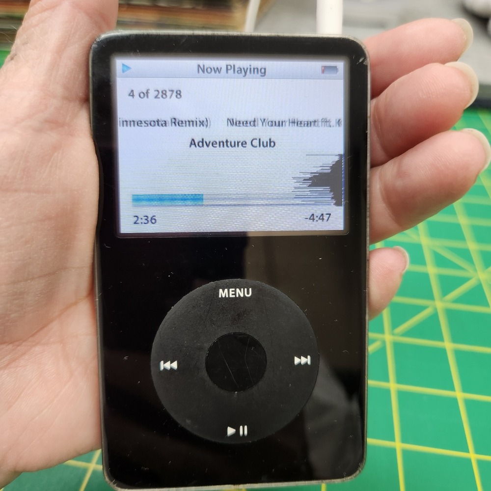 Apple iPod 5th Generation 30GB Black Digital Music Player w/ Headphone Jack flaw